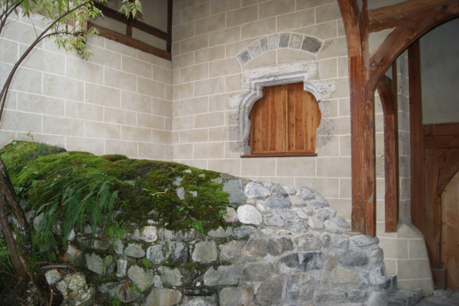 Westhof - Zisterne und Küchenfenster